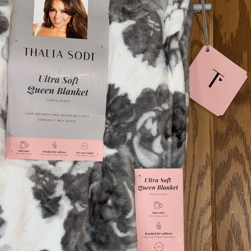 Thalia Sodi Ultra Soft Queen Blanket White Grey Rose Floral